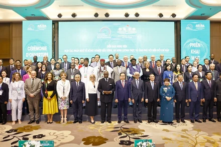 Chủ tịch Quốc hội Trần Thanh Mẫn với các trưởng đoàn và đại biểu quốc tế chụp ảnh chung. Ảnh: Doãn Tấn - TTXVN