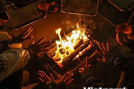 [Ảnh] Người dân Thủ đô đốt lửa sưởi ấm trong đêm đông rét buốt