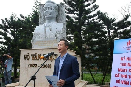 Phó Tổng Giám đốc BSR Phạm Minh Nghĩa phát biểu tri ân cố Thủ tướng Võ Văn Kiệt và ôn lại lịch sử 61 năm ngành dầu khí Việt Nam.