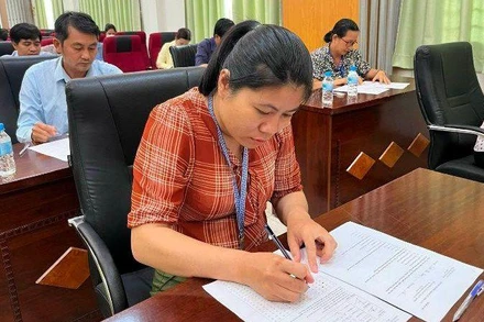 Các thí sinh tại điểm thi trụ sở Sở Y tế Thành phố Hồ Chí Minh tiến hành thi trắc nghiệm, chiều 16/9.