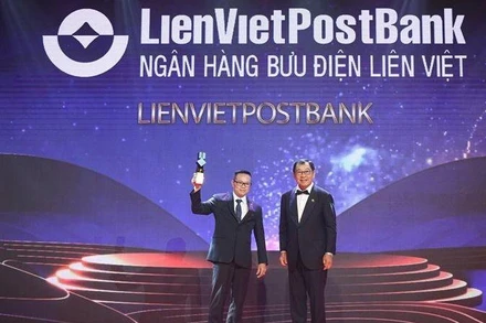 Phó Tổng Giám đốc Nguyễn Quý Chiến đại diện LienVietPostBank nhận giải thưởng.