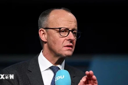 Ứng viên tranh cử Thủ tướng Đức của đảng Liên minh Dân chủ/Xã hội Cơ đốc giáo bảo thủ (CDU/CSU), ông Friedrich Merz phát biểu tại Neubrandenburg, ngày 12/2/2025. (Ảnh: Reuters/TTXVN) 