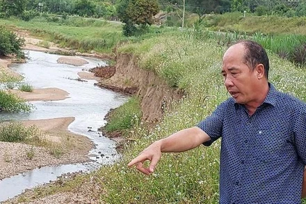 Nhiều đoạn sông Cô (một nhánh sông hợp vào sông Kỳ Lộ) đang tiếp tục ăn sâu vào bờ, bồi lấp đất sản xuất của người dân.