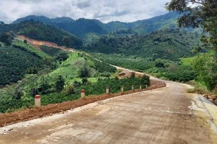 Hỗ trợ đầu tư trọng tâm, trọng điểm và duy tu, bảo dưỡng một số công trình giao thông liên xã trên địa bàn huyện nghèo.