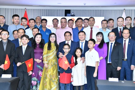 Thủ tướng Phạm Minh Chính và Phu nhân với cán bộ, nhân viên Đại sứ quán Việt Nam, bà con cộng đồng người Việt Nam tại Qatar. (Ảnh: Thanh Giang)