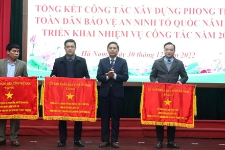 Trao Cờ thi đua xuất sắc của UBND tỉnh cho các tập thể có thành tích xuất sắc trong xây dựng phong trào toàn dân bảo vệ an ninh Tổ quốc năm 2022. 