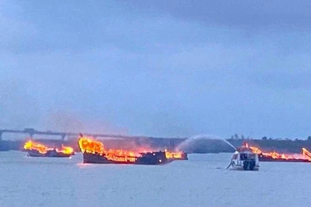 Hiện trường vụ cháy ca-nô tại khu vực bến Cửa Đại.