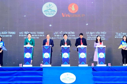 Đại biểu nhấn nút khởi động Dự án “Người dân Khánh Hòa nói tiếng Anh”.