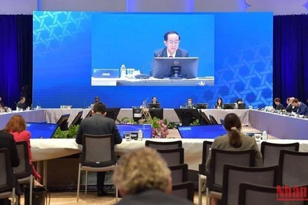 Bộ trưởng Tài chính Thái Lan Arkhom Termpittayapaisith chủ trì phiên họp. (Ảnh: NAM ĐÔNG)