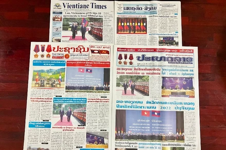 Báo chí Lào đồng loạt đăng trang nhất về chuyến thăm chính thức Lào của Thủ tướng Phạm Minh Chính. (Ảnh: Trịnh Dũng)