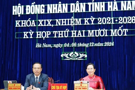 Các đồng chí chủ tọa kỳ họp.