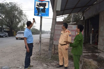 Hình ảnh biển báo bị bôi chất bẩn.