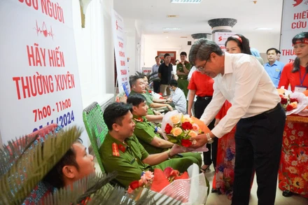 Ông Nguyễn Minh, Phó Chủ tịch Ủy ban nhân dân tỉnh Bình Thuận tặng hoa động viên cán bộ, chiến sĩ tham gia hiến máu.