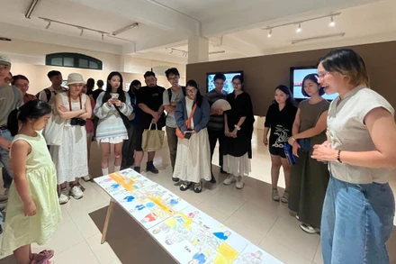 Khách tham quan triển lãm “Chèo Méo” tại Cung Thiếu nhi Hà Nội.