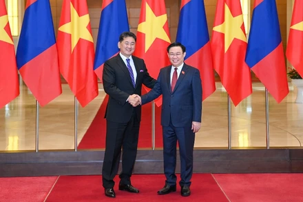 Chủ tịch Quốc hội Vương Đình Huệ và Tổng thống Mông Cổ Ukhnaagiin Khurelsukh. (Ảnh: Duy Linh) 