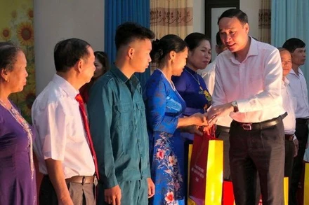 Đồng chí Phùng Khánh Tài tặng quà cho 10 cá nhân tiêu biểu trong phong trào bảo vệ an ninh Tổ quốc phường Ngọc Hà. 