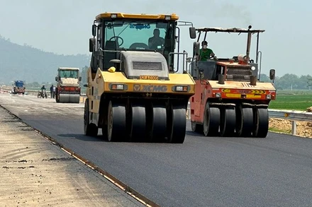 Thi công gói thầu 14-XL trên tuyến cao tốc Mai Sơn-Quốc lộ 45.