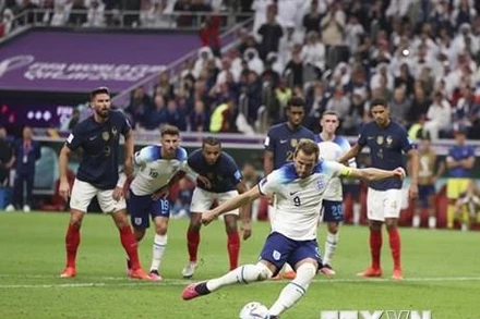 Trên chấm phạt đền, tiền đạo Anh Harry Kane (số 9) dứt điểm căng vọt xà, bỏ lỡ cơ hội cầm hòa cho đội nhà. (Ảnh: THX/TTXVN)