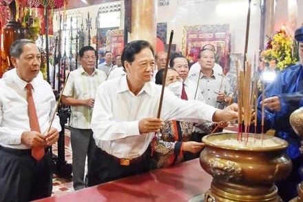 Đồng chí Nguyễn Tấn Dũng, nguyên Ủy viên Bộ Chính trị, nguyên Thủ tướng Chính phủ cùng lãnh đạo tỉnh Kiên Giang thắp hương tưởng niệm Anh hùng dân tộc Nguyễn Trung Trực, ngày 21/9. 