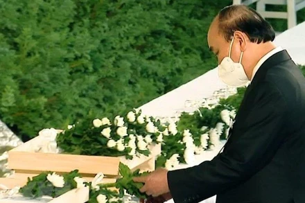 Chủ tịch nước Nguyễn Xuân Phúc đặt hoa tưởng niệm cố Thủ tướng Nhật Bản Abe Shinzo. (Ảnh: TTXVN)