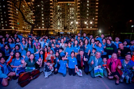 Các nghệ sĩ chụp ảnh lưu niệm cùng các em học sinh Trường Hy Vọng.