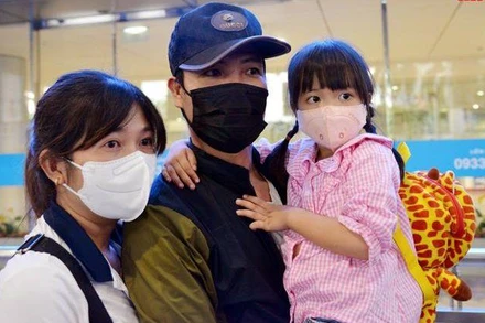 Thuyền viên Trần Văn Sửu hạnh phúc khi gặp lại được vợ và con gái. 