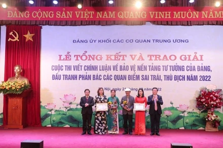 Các đồng chí Nguyễn Trọng Nghĩa và Nguyễn Văn Thể trao giải cho các tác giả đoạt giải Nhất.