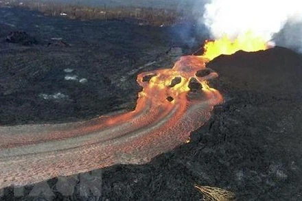 Núi lửa KiLauea trên quần đảo Hawaii phun trào dung nham ngày 11/6/2018. (Ảnh: AFP/TTXVN) 