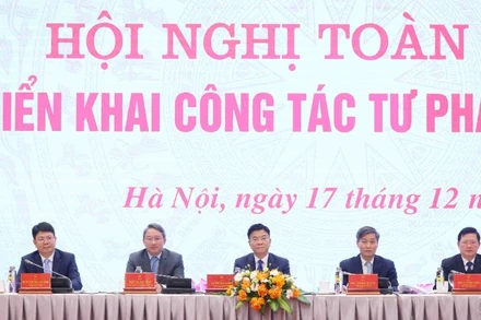 Phó Thủ tướng Lê Thành Long, Bộ trưởng Tư pháp Nguyễn Hải Ninh và lãnh đạo Bộ chủ trì Hội nghị. Ảnh: Phạm Kiên - TTXVN