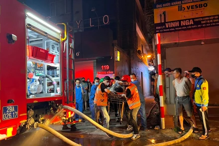 Lực lượng chức năng cứu hộ nạn nhân vụ cháy. (Ảnh: Khắc Hiếu)