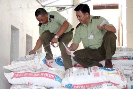 Lực lượng chức năng xử lý phân bón giả nhãn mác.