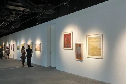 Khách tham quan Triển lãm “Sợi kết nối”. 