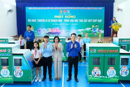 Trao tặng xe phân loại rác cho các trường.