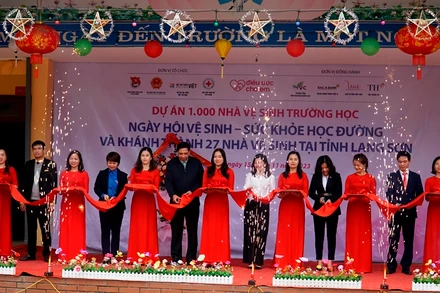 Cắt băng khánh thành 27 công trình nhà vệ sinh trường học tại tỉnh Lạng Sơn.