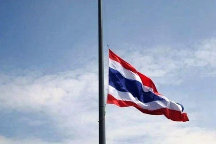 Thủ tướng Thái Lan Prayut Chan-o-cha yêu cầu các cơ quan Chính phủ và doanh nghiệp nhà nước treo cờ rủ để tưởng nhớ các nạn nhân trong vụ thảm sát ở tỉnh Nong Bua Lamphu. (Nguồn: Thaiger)