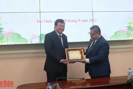 Quốc Vụ khanh Bộ Văn hóa và Nghệ thuật Campuchia Long Ponnasirivath (phải) được lãnh đạo Ủy ban nhân dân tỉnh Trà Vinh trao quà kỷ niệm. 