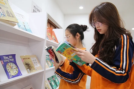 Các bạn trẻ say mê tìm hiểu kiến thức tại Lễ phát động Chương trình “Mỗi thanh niên, một cuốn sách làm bạn” năm 2023.