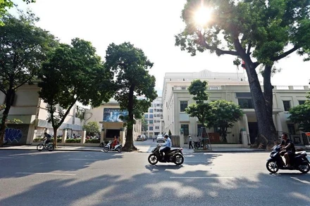 Ga ngầm C9 tuyến đường sắt đô thị số 2, đoạn Nam Thăng Long-Trần Hưng Đạo, nằm dưới đường Đinh Tiên Hoàng, phía trước trụ sở Tổng công ty Điện lực Hà Nội, Tổng công ty Điện lực Miền Bắc và Trụ sở HĐND-UBND TP Hà Nội.