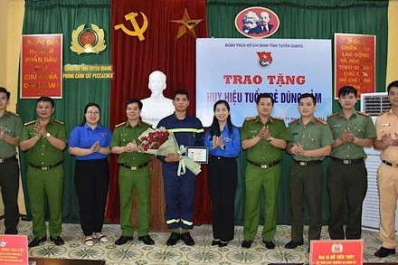 Trao tặng Huy hiệu Tuổi trẻ dũng cảm cho Binh nhì Quan Ngọc Hoàng 