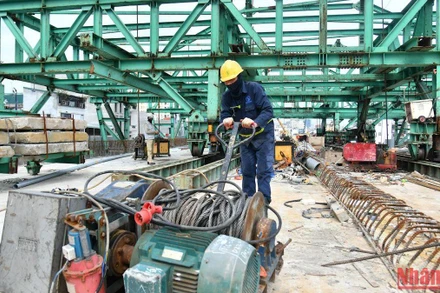 Nỗ lực thi công đúng tiến độ tuyến đường bộ trên cao dọc đường Vành đai 2