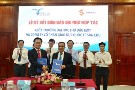 Lãnh đạo hai đơn vị thực hiện ký kết thỏa thuận hợp tác.