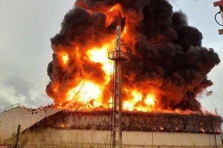 Lửa cháy dữ dội từ bồn chứa dầu thô. (Ảnh: Prensa Latina) 