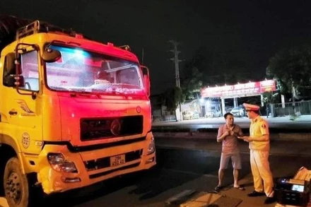 Cảnh sát giao thông tăng cường tuần tra, kiểm soát buổi tối (Ảnh: Công an Vĩnh Phúc cung cấp).