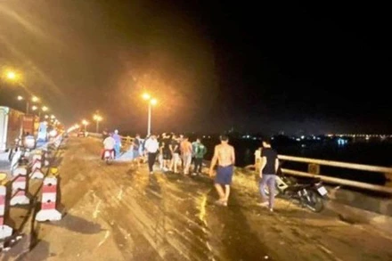 Khu vực xe đầu kéo húc đổ lan can cầu Thanh Trì và lao xuống sông. (Ảnh: Internet)