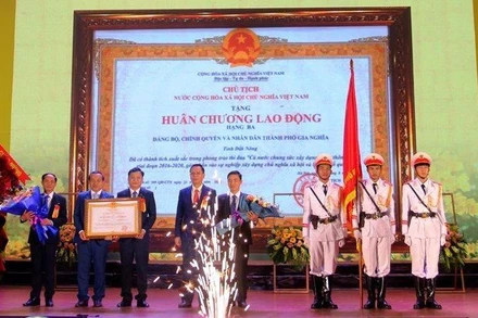 Thừa ủy quyền của Chủ tịch nước, Bí thư Tỉnh ủy Đắk Nông Ngô Thanh Danh trao Huân chương Lao động hạng Ba cho Đảng bộ, chính quyền và nhân dân thành phố Gia Nghĩa.