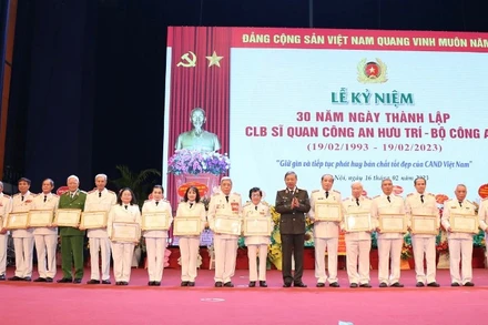 Bộ trưởng Công an Tô Lâm trao Bằng khen Bộ Công an tặng các tập thể, cá nhân xuất sắc.