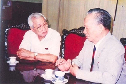 Nguyên Chủ tịch nước Lê Đức Anh và nguyên Thủ tướng Võ Văn Kiệt, thời điểm chụp là sau Đại hội Đảng VII. (Nguồn: CAND/VOV)