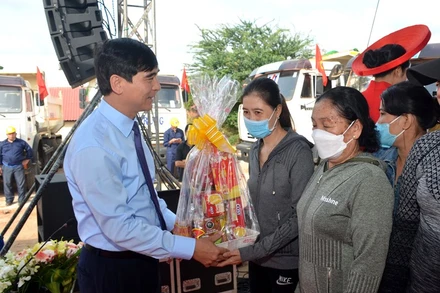 Bí thư Tỉnh ủy Bình Thuận Dương Văn An trao quà cho hộ dân thuộc diện di dời giải tỏa để bàn giao đất xây dựng cầu Văn Thánh. 