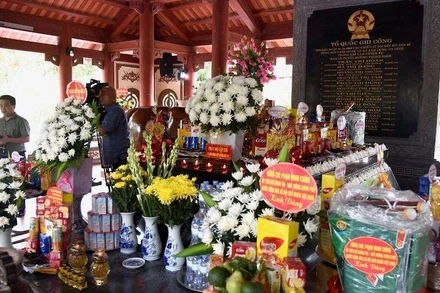 Thủ tướng Phạm Minh Chính dâng hương, hoa tưởng niệm tại Khu di tích Truông Bồn