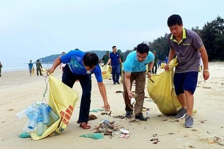 Các cơ quan, ban, ngành, tổ chức, đoàn thể, lực lượng vũ trang và người dân huyện đảo Cô Tô ra quân làm sạch bãi biển.